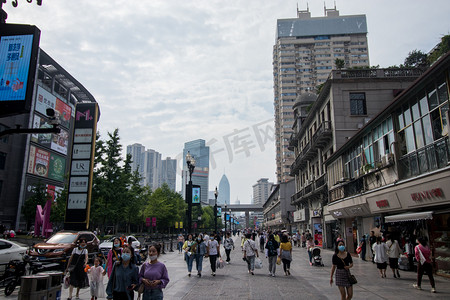 街道人流摄影照片_步行街江汉路街道蓝天建筑