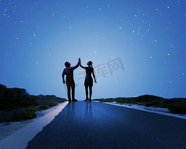 浪漫的情侣。站在月光下的年轻浪漫情侣的剪影
