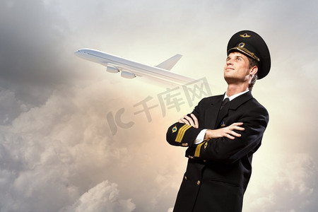 男飞行员的形象。男飞行员以飞机为背景的图像