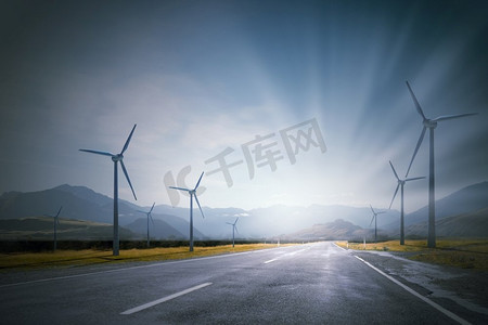 风能。一些风车矗立在沙漠中。电力和能源概念