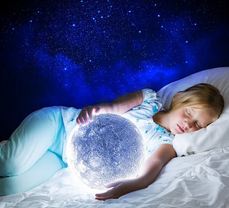 晚安。女孩躺在床上，手里拿着月亮