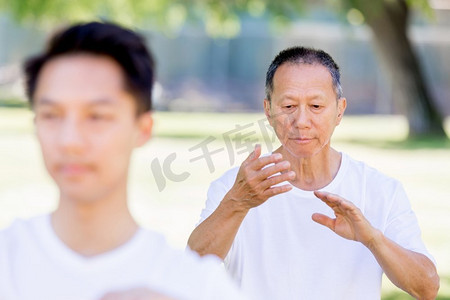 人们在公园里练太极拳。夏天人们在公园里练太极拳