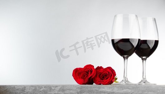 葡萄酒和玫瑰。情人节，两杯红酒和心形玫瑰