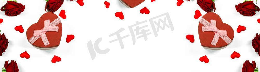 红色心形礼盒，白色背景上孤立的玫瑰和纸心。红心玫瑰礼盒