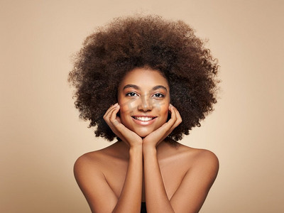 黑人脏辫摄影照片_非洲裔美国女孩的美丽肖像。美丽的黑人女性。化妆品、化妆和时尚