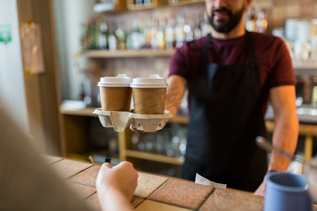 小企业、人和服务理念-咖啡店为顾客服务的人或调酒师。咖啡店为顾客服务的男士或调酒师