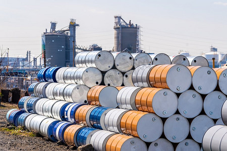 工业蓝色背景摄影照片_工业石油化工金属桶堆积在日本东京附近的川崎市油罐和集装箱废料场