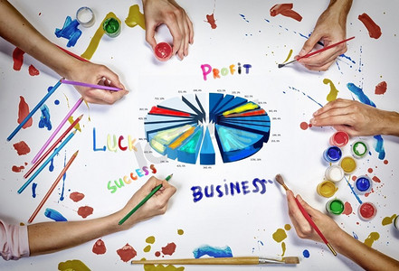 为您的企业提供创意点子。用油漆绘制商业创意概念的手顶视图