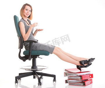 女商人拿着大量文件孤立的白色红色文件夹时钟时间年轻放松腿起来