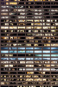 晚工作城市概念，商业中心办公楼窗口门面在晚上，纽约市NY美国