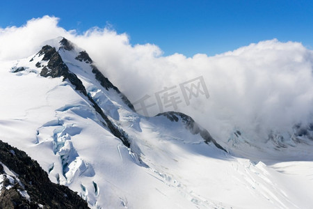 雪山山峰。白雪皑皑，蓝天晴朗的山景