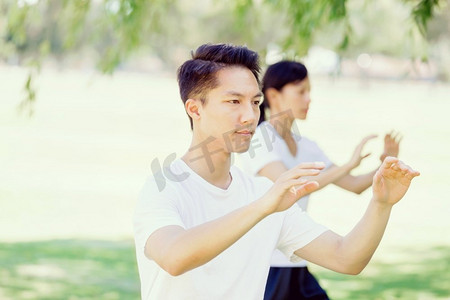 人们在公园里练太极拳。夏天人们在公园里练太极拳