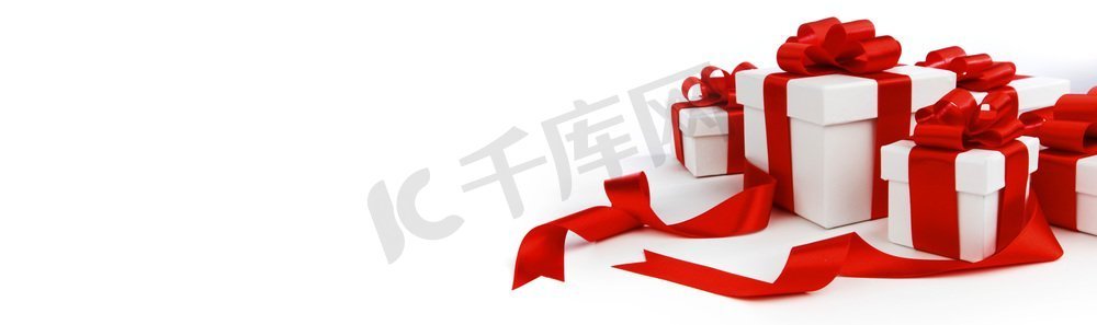 蝴蝶结丝带摄影照片_一组白色背景上孤立着红色蝴蝶结的节日礼品盒。白色上有红色蝴蝶结的礼品盒