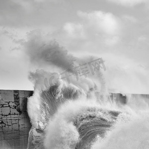 猛烈摄影照片_令人惊叹的个人波浪破碎和波峰在猛烈的暴风雨中黑白以精湛的细节