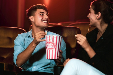 一男一女在电影院电影院看电影。集体娱乐活动和娱乐理念。