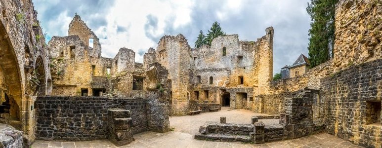 欧式小镇摄影照片_古老的城堡废墟，古老的石头建筑，欧洲，全景。传统的欧洲建筑，著名的旅游和旅游场所