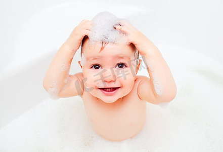 婴儿洗浴摄影照片_孩子洗在浴室泡沫