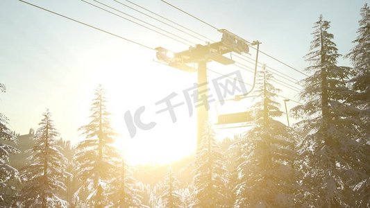 空的滑雪缆车。日落时分，森林上空高山上的座椅剪影