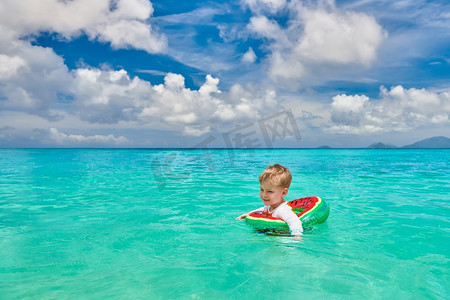 三岁的蹒跚学步的男孩在塞舌尔游泳与充气环