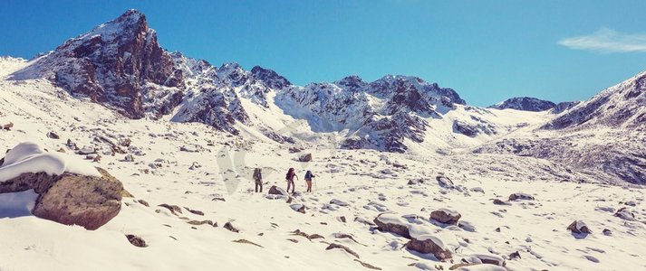 冬季山区的徒步旅行者