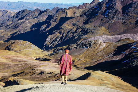 漂亮的彩虹摄影照片_秘鲁库斯科地区维尼康卡徒步旅行场景。蒙大拿州的彩虹山。