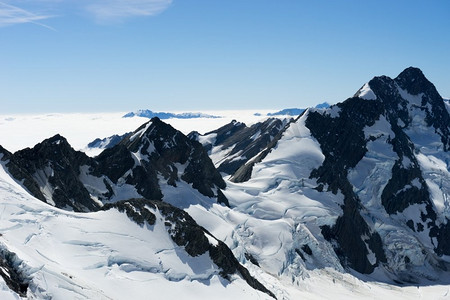 攀爬雪山摄影照片_雪山。白雪皑皑，蓝天晴朗的山景