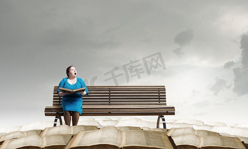胖胖的女人。加码让坐在长椅上拿着书的女人大吃一惊
