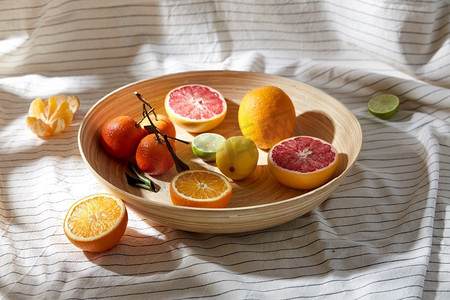 食物，健康饮食和素食的概念—关闭柑橘水果在木板。关闭柑橘水果在木板