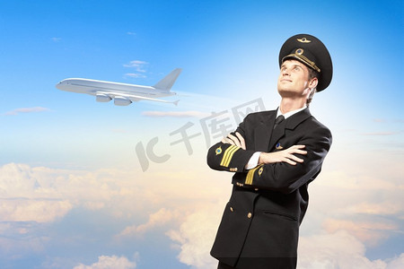 男飞行员的形象。男飞行员以飞机为背景的图像