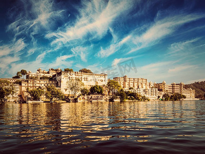 复古复古效果过滤时尚风格的城市宫殿视图从湖。印度拉贾斯坦邦乌代布尔拉贾斯坦邦乌代普斯市宫殿