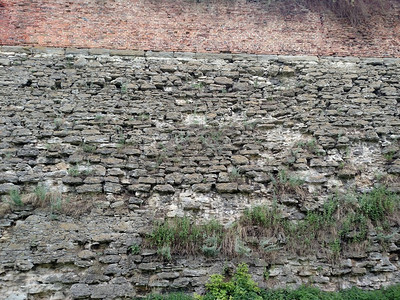 杜布诺城的城墙。在一个夏日。杜布诺城的城墙。在一个夏日。作为背景资料。