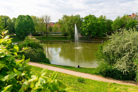 欧式草坪摄影照片_在欧洲古镇有一个池塘的公园。夏季旅游和旅行，著名的欧洲地标，受欢迎的地方和街道