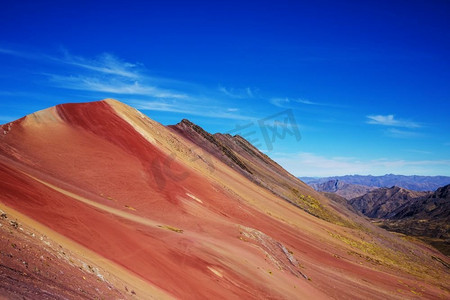 秘鲁库斯科地区维尼康卡徒步旅行场景。蒙大拿州的彩虹山。