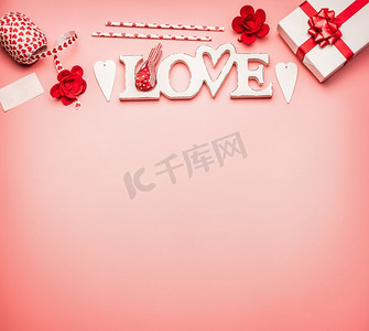 情人节背景，平铺的文字，爱情，心形，礼品盒与红丝带和问候装饰，俯视，文字位置