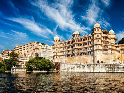 从湖上可以看到城市宫殿的景色。印度拉贾斯坦邦乌代布尔拉贾斯坦邦乌代普斯市宫殿