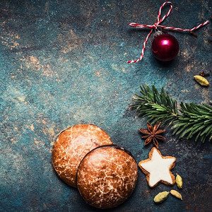 圣诞背景，带有姜饼、星星饼干和装饰，黑色乡村背景，俯视，正方形