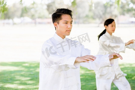 人们在公园里练太极拳。夏天人们在公园里练太极拳