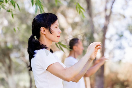 人们在公园里练太极拳。夏天人们在公园里练太极拳