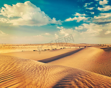 复古复古效果过滤了时髦风格的山姆沙丘在塔尔沙漠的形象。印度拉贾斯坦邦。沙漠中的沙丘