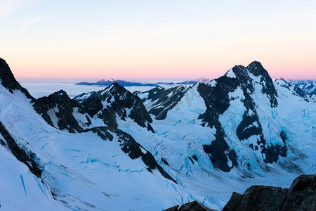 雪山。山景观与雪和清澈的蓝天