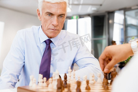 两个在办公室里下棋的商人。战略玩法
