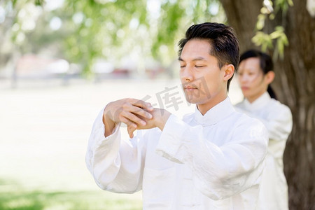 练太极拳的帅哥。夏天在公园练太极拳的帅哥