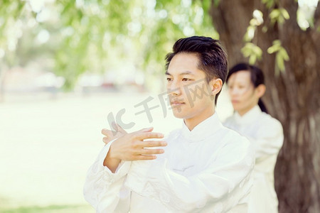 人们在公园里练太极拳。夏天人们在公园里练太极拳