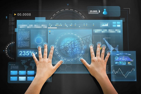 技术和人的概念—手使用黑色互动面板与图表的虚拟投影。手使用黑色交互面板与图表