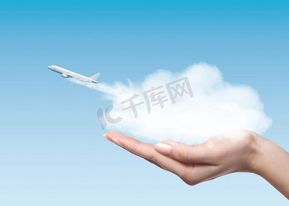 女性手里拿着鸡从哪架飞机起飞。企业理念女子拿着云与飞机起飞