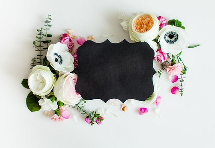 玫瑰花框摄影照片_花团锦簇的婚纱框平放着。玫瑰花的顶视图与复制空间。花卉婚纱镜框