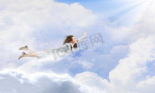 超女。年轻快乐的女商人在天空中飞翔