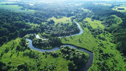 俯瞰水摄影照片_田野、树木和河流的俯瞰