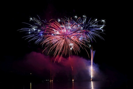 暑期英语培训班摄影照片_美丽的五颜六色的烟花在水上。布尔诺大坝。国际烟花大赛（英语：International Firefish Competition）布尔诺—捷克—欧洲。