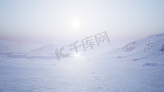 水岸摄影照片_空中风景雪山和冰海岸在南极洲